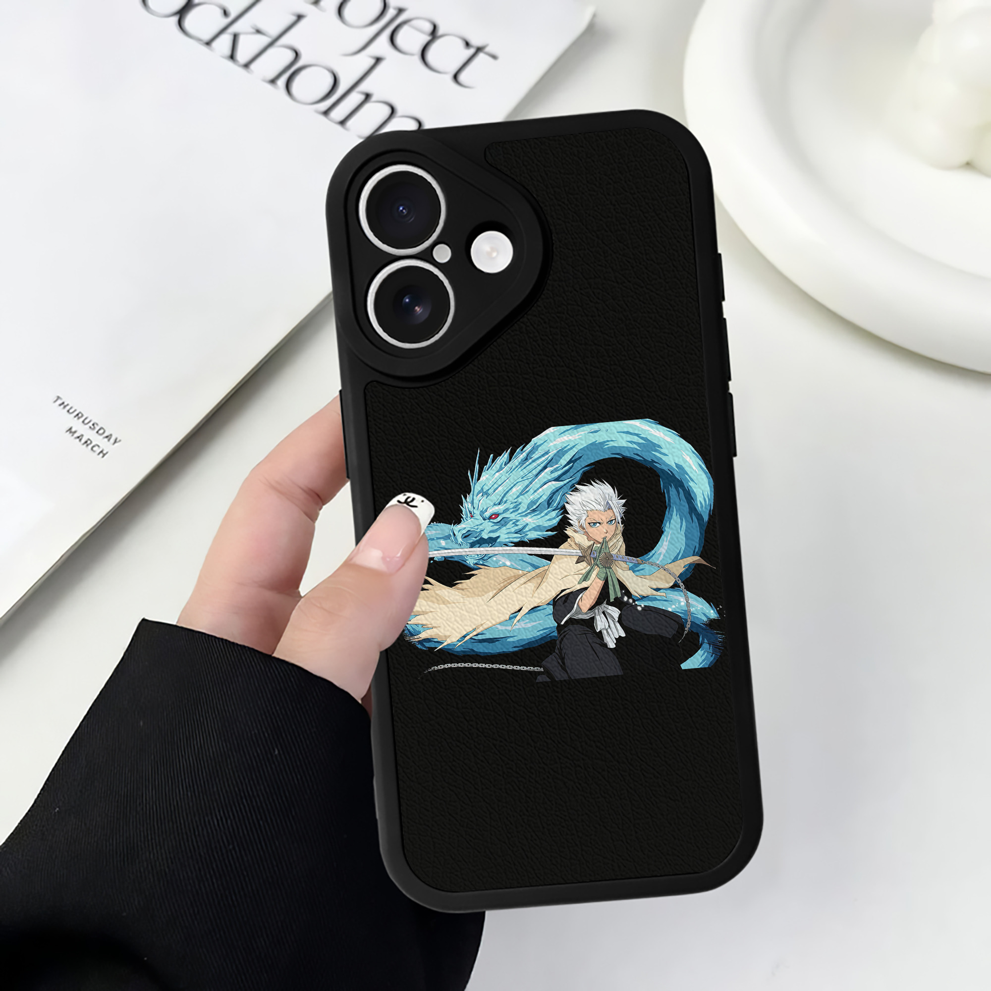 （画像用） ブリーチ 日番谷冬獅郎（ひつがや とうしろう） BLEACH Hitsugaya Toushirou 【iPhone 16シリーズ対応】シリコンスマホケース（レザー調） 材質：シリコン